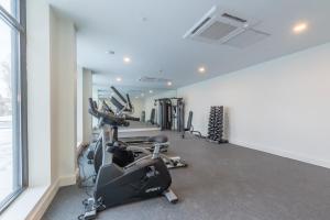 Bright and Bold Escape with NYC Views and Free Parking, Sleeps 9 and 2 Baths