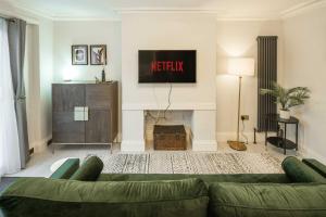 Spacious 1BR Flat in Wanstead: Garden & Comfort