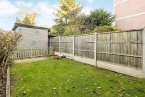 Spacious 1BR Flat in Wanstead: Garden & Comfort