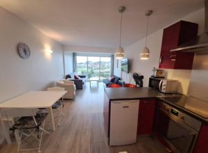 GASYAN - Golfe de St-Tropez - Appartement aves accès plage dans résidence avec piscine