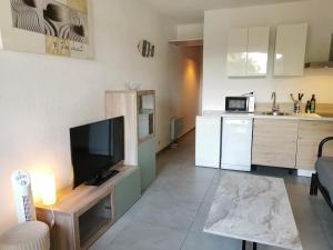 Appartement rénové Port de Hyères plage à pieds