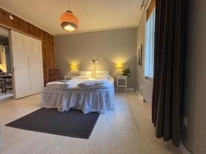 Central penthouse rooms near ferry, bus, nature