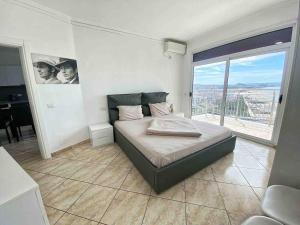 Entire beachfront apartment ALAIN