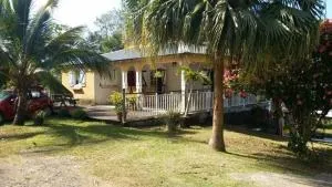 Maison accueillante à Sainte-Rose avec terrasse - Desbonnes