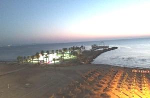 Светлый апартамент с открытым балконом на пляже