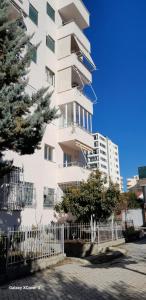 Светлый апартамент с открытым балконом на пляже