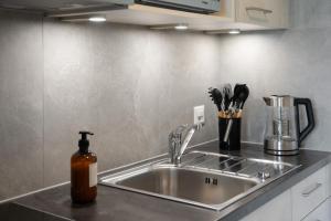 HID AG: Lakeview Studio mit Parkplatz und Balkon