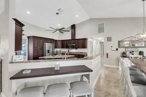 Cape Escape-Canalfront, Dock, Gulf Access, Pool, Spa, Lanai,