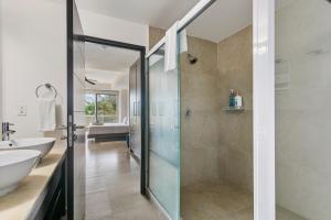 Spacious 3BD Apartment with Pool & Beach in Cancun