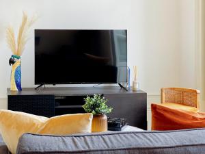 Sunny terrace apartment facing Clerigos Tower