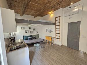 Appartements GregBnb - Studio Mezzanine - PARKING INCLUS - CLIMATISE - 15min Gare : photos des chambres