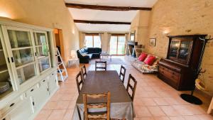 Maisons de vacances Beautiful country house for 10 with swimming pool : photos des chambres