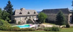 Villa spacieuse avec piscine à Bas-Ségala - Compolibat
