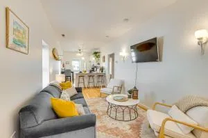 Walk to Beach Keansburg Home with Patio and Fire Pit! - 米德尔敦