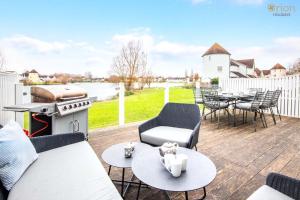 Windrush Lake 89, Lodge View - P