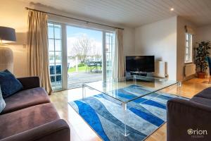 Windrush Lake 89, Lodge View - P