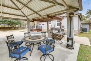 Pets Welcome Home with Deck and Patio in Hockley!