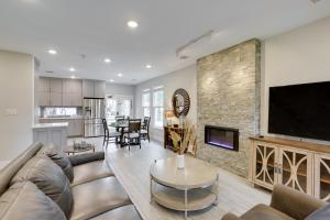 Pets Welcome Home with Deck and Patio in Hockley!