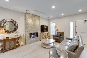 Pets Welcome Home with Deck and Patio in Hockley!