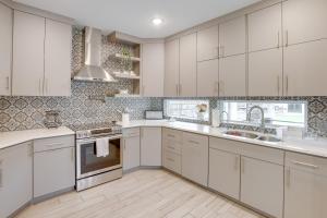 Pets Welcome Home with Deck and Patio in Hockley!