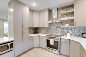 Pets Welcome Home with Deck and Patio in Hockley!