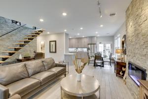 Pets Welcome Home with Deck and Patio in Hockley!