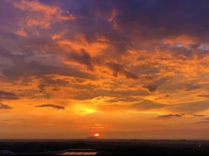 Cool Sunset studio Netflix wifi balcony2free park