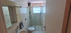 ESD01- Ar Condicionado 5min a pé da Praia da Enseada, Apartamento