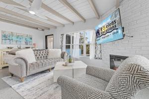 Gulf Access, Dock, Heated Pool, Across from the Beach - Sea-cluded Bungalow -Roelens