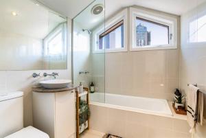 Bright stylish gem in central Melbourne