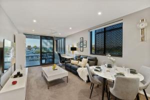 Rooftop Pool and View Stylish 2Bed with Ducted AC