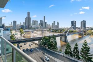 CBD Modern 3Bed Panoramic River View, 2Cars and Pool