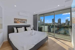 CBD Modern 3Bed Panoramic River View, 2Cars and Pool