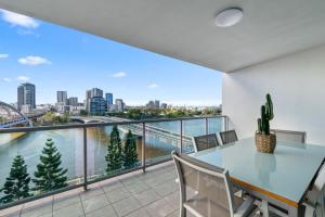 CBD Modern 3Bed Panoramic River View, 2Cars and Pool