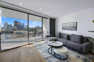 CBD Modern 3Bed Panoramic River View, 2Cars and Pool