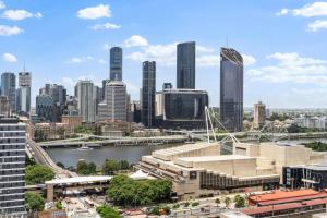 Unbeatable River and CBD Views Pool 2Car and Prime Spot