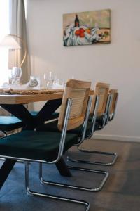 Unbeatable River and CBD Views Pool 2Car and Prime Spot