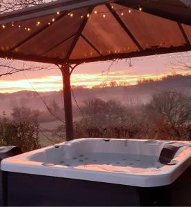 Maisons de vacances Chalet Meleze - Les Chalets de Barruerot - Spa jacuzzi privatif - Piscine en ete : photos des chambres