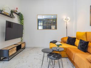 The Juanita Reinas Jacuzzi Apartment