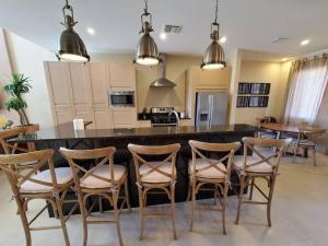 Magic Village Casa com 4 Suítes - 8 min da Disney!