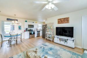 4 Mi to Beach Charming Port Charlotte Home!