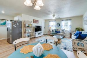 4 Mi to Beach Charming Port Charlotte Home!