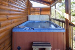 AWESOME game room, hot tub, very close to Pigeon Forge ParkwayCozy 6 bedroom!