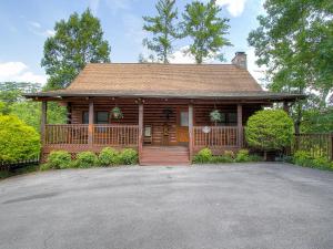AWESOME game room, hot tub, very close to Pigeon Forge ParkwayCozy 6 bedroom!