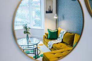 Luxury 6 BDRM with Hot Tub - Gym - Lots of Parking - Sleeps 15 - Big Deals on Long Stays