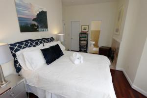 Above Maxwell Wine Bar - Super Central 2Bed 2Bath