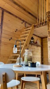 Stodoła na drzewach