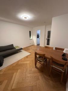 Quiet modern End-Unit House