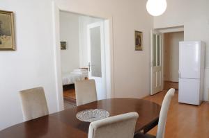 Large Apartment sleeps up to 10 M4A