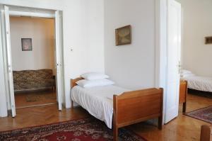 Large Apartment sleeps up to 10 M4A